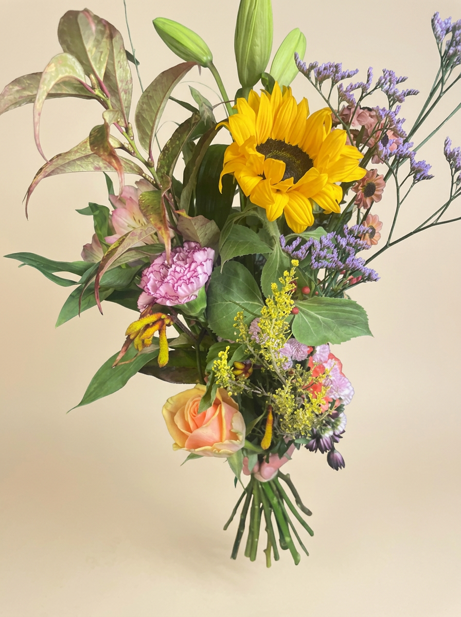Zomers boeket met zonnebloem en statice